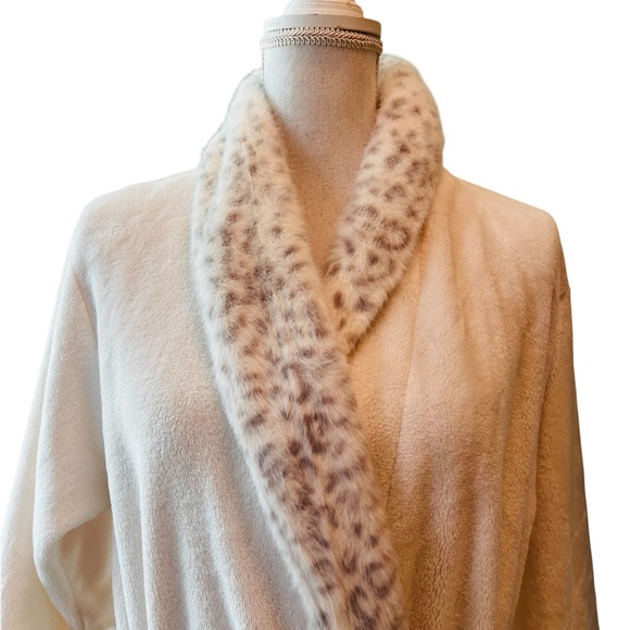 Natori Cream Robe With Leopard Trim in brown,gray and cream Size Large - Picture 2 of 13